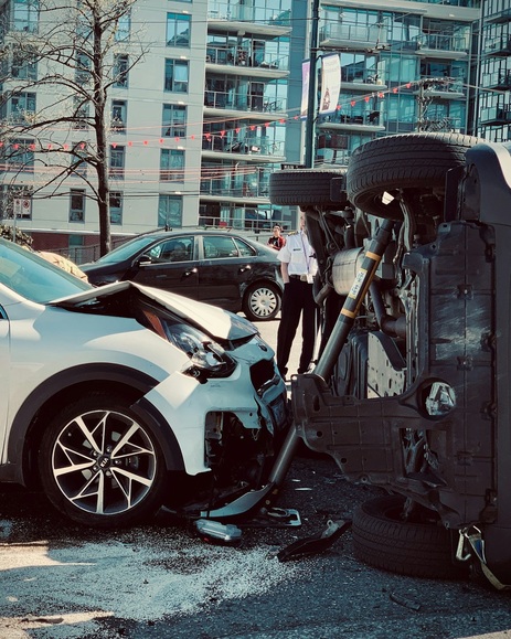 Fahrzeugexperte bei der Schadenaufnahme